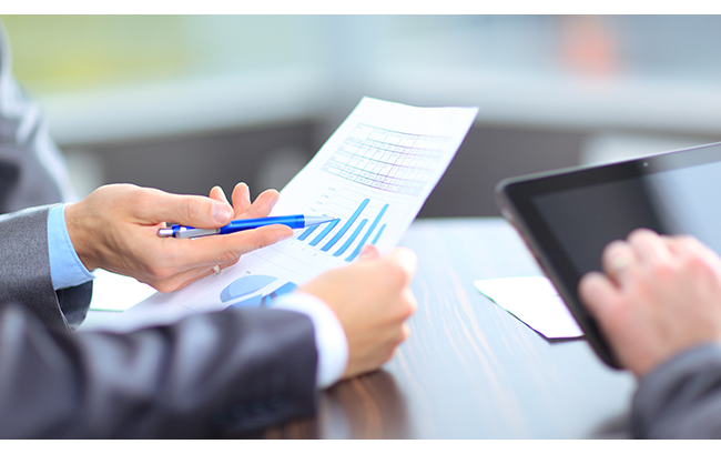 千庫網(wǎng)_業(yè)務(wù)團(tuán)隊(duì)一起分析市場研究結(jié)果_攝影圖編號(hào)276564